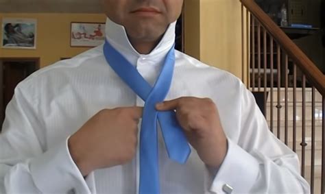 tutorial nudo corbata facil|Cómo hacer el nudo de la corbata FÁCIL y RÁPIDO